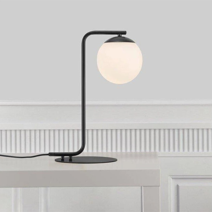 Stolní lampička Nordlux Grant s kulatým opálovým sklem