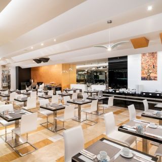 Nádherná instalace svítidel Night Birds od české značky Brokis v hotelu Grandium Praha. 😍🕊