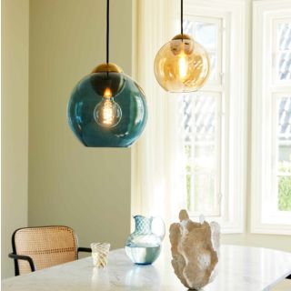 Krásný skleněný lustr Bubbles od dánské značky Halo Design můžete pořídit v několika barvách, takže doma rozhodně nebude...